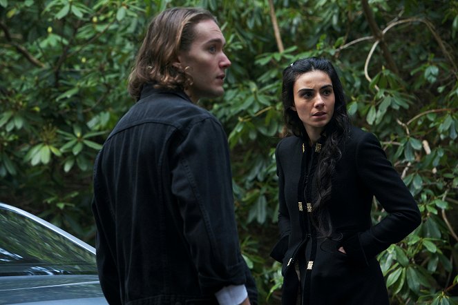 A Discovery of Witches - Episode 4 - Van film - Toby Regbo, Aiysha Hart