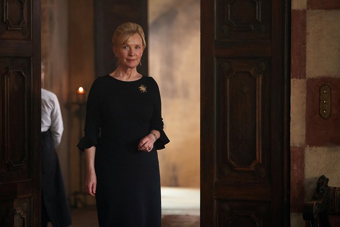 A Discovery of Witches - Season 3 - Episode 5 - Photos - Lindsay Duncan