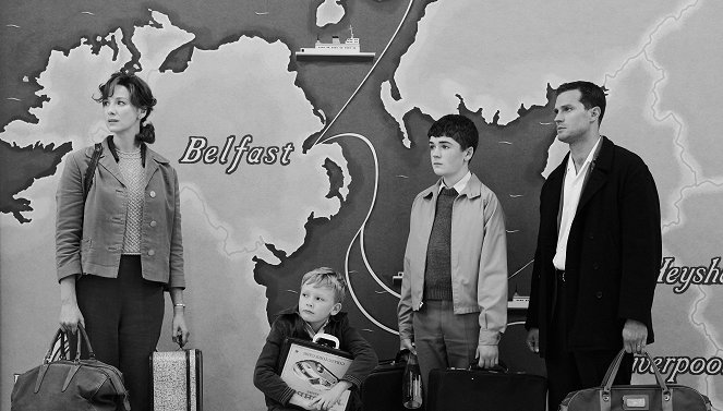 Belfast - Kuvat elokuvasta - Caitríona Balfe