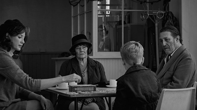 Belfast - Filmfotók - Caitríona Balfe, Judi Dench