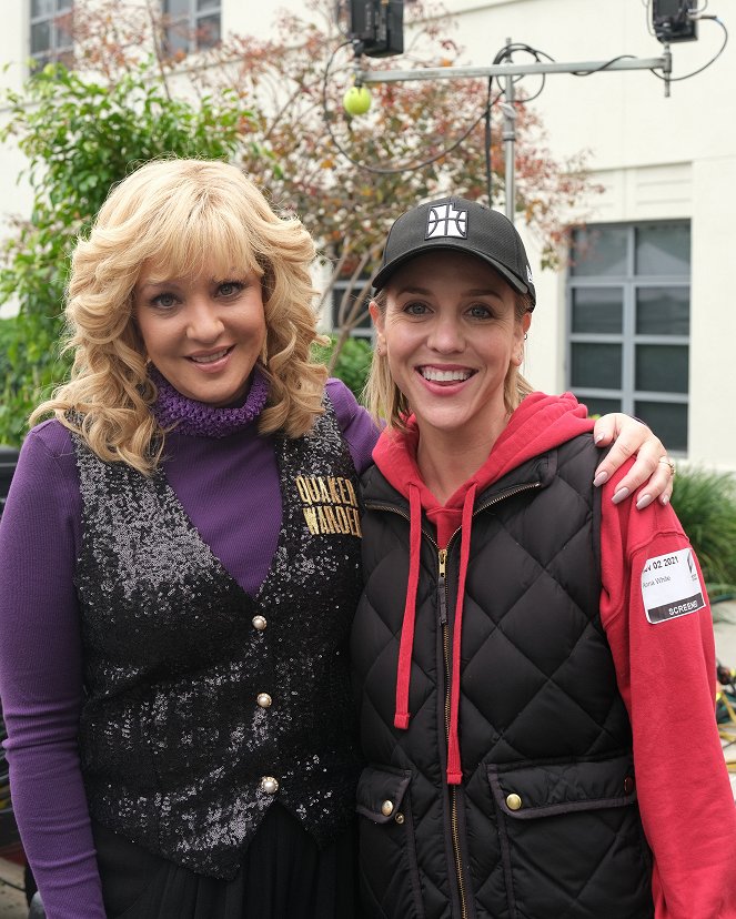 The Goldbergs - Hip Shaking and Booty-Quaking - Del rodaje - Wendi McLendon-Covey, Anna White