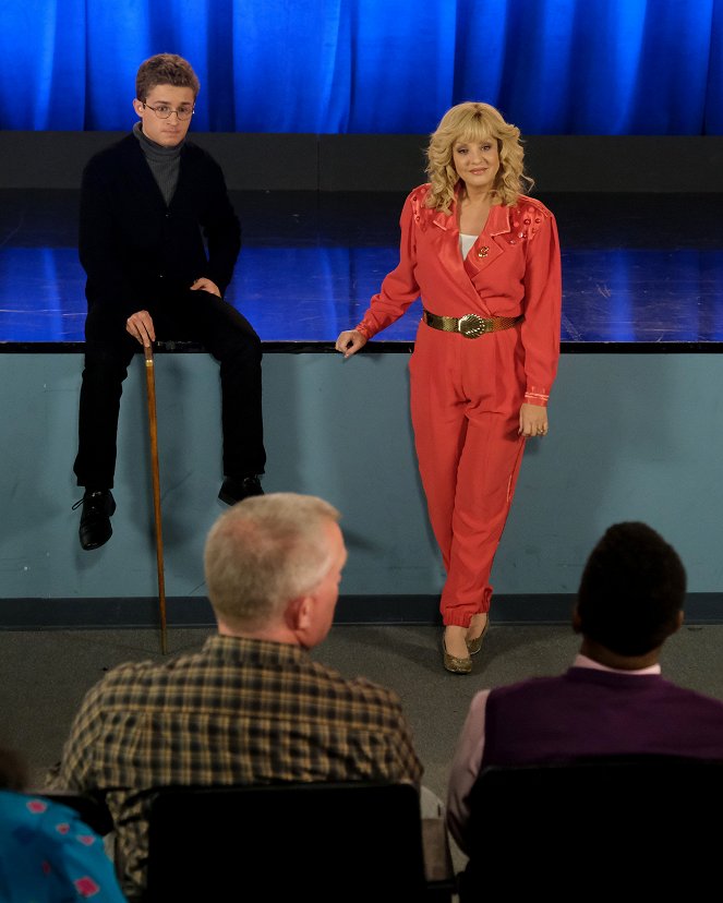 The Goldbergs - Hip Shaking and Booty-Quaking - Photos - Sean Giambrone, Wendi McLendon-Covey