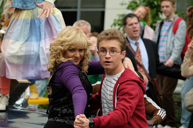The Goldbergs - Hip Shaking and Booty-Quaking - Photos - Wendi McLendon-Covey, Sean Giambrone