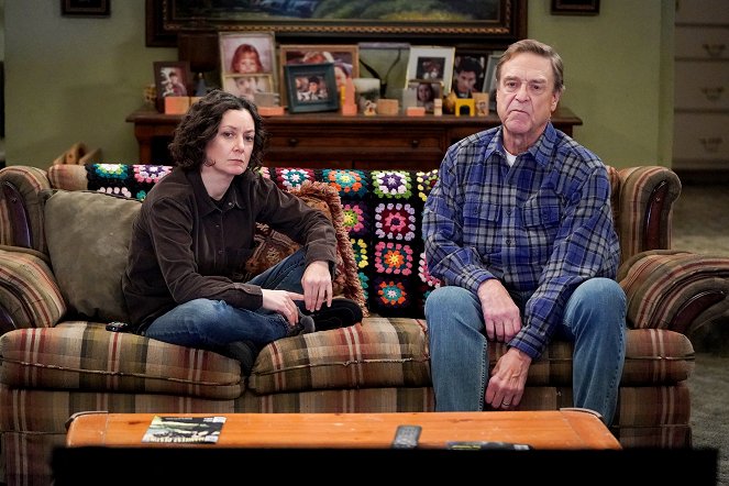 The Conners - Season 4 - Spills, Pills and the Midnight Lasagna - Kuvat elokuvasta - Sara Gilbert, John Goodman