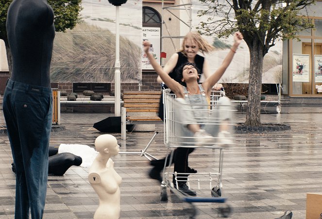 Sløborn - Season 2 - Schwelender Brand - Filmfotos - Noemi Nicolaisen, Safinaz Sattar