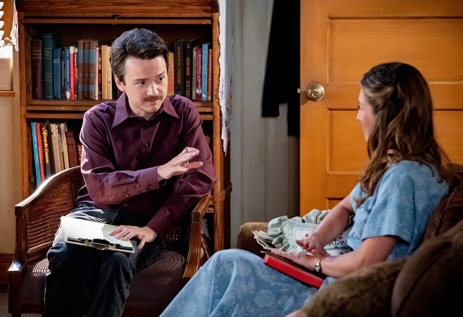 Young Sheldon - Money Laundering and a Cascade of Hormones - Photos - Dan Byrd, Zoe Perry