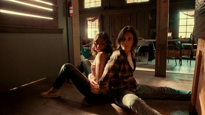 NCIS: Los Angeles - A Land of Wolves - Van film - Natalia del Riego, Daniela Ruah
