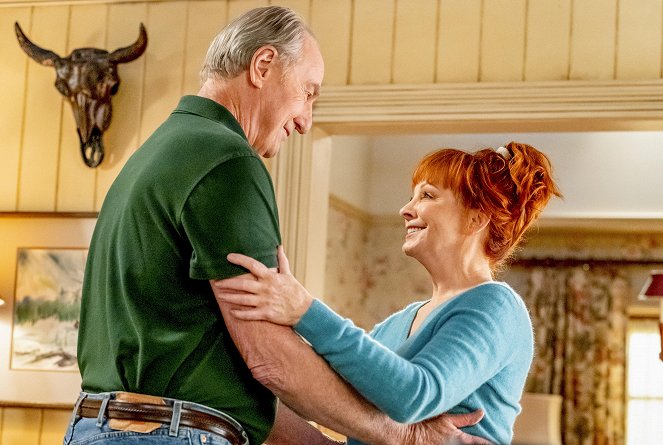 Young Sheldon - Season 5 - An Introduction to Engineering and a Glob of Hair Gel - Photos - Craig T. Nelson, Reba McEntire