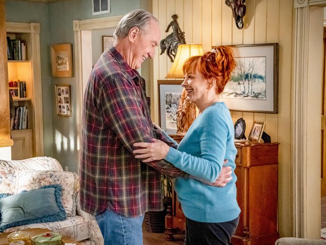Young Sheldon - An Introduction to Engineering and a Glob of Hair Gel - Photos - Craig T. Nelson, Reba McEntire