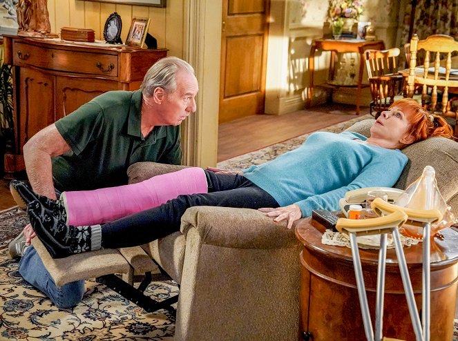 Young Sheldon - Season 5 - An Introduction to Engineering and a Glob of Hair Gel - Photos - Craig T. Nelson, Reba McEntire