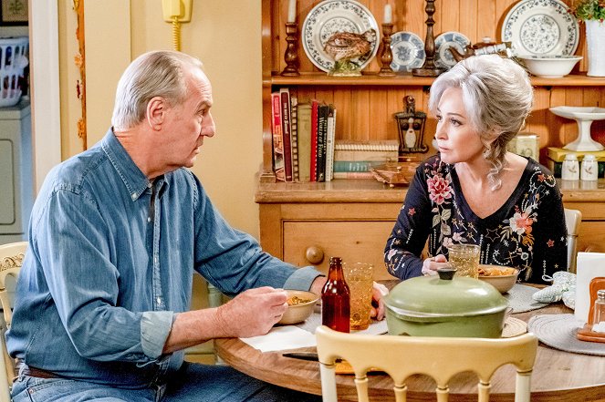 Young Sheldon - An Introduction to Engineering and a Glob of Hair Gel - Photos - Craig T. Nelson, Annie Potts