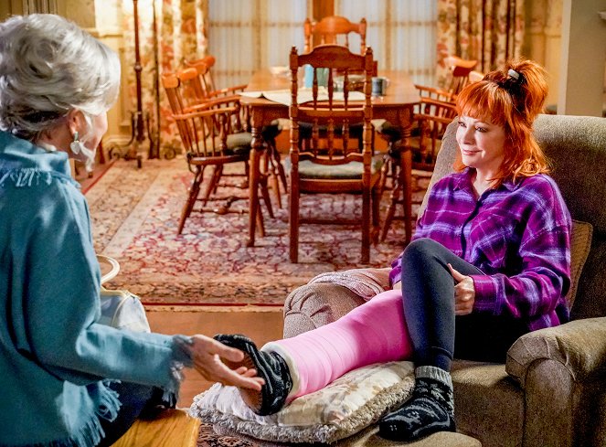 Young Sheldon - An Introduction to Engineering and a Glob of Hair Gel - Photos - Reba McEntire