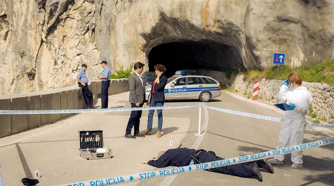 Der Kroatien-Krimi - Tod im roten Kleid - Photos - Lenn Kudrjawizki, Jasmin Gerat, Sarah Bauerett