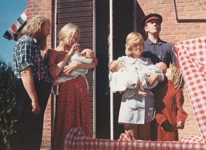 Familien med de 100 børn - Kuvat elokuvasta - Benny E. Andersen, Lisbet Lundquist, Daimi Gentle, Claus Nissen
