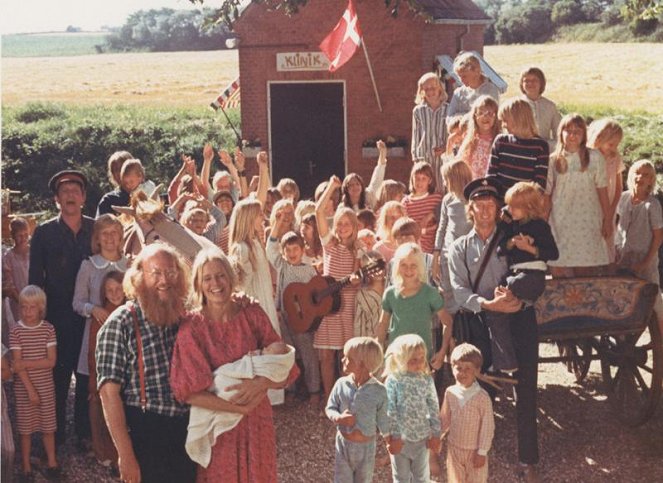 Familien med de 100 børn - Kuvat elokuvasta - Benny E. Andersen, Lisbet Lundquist