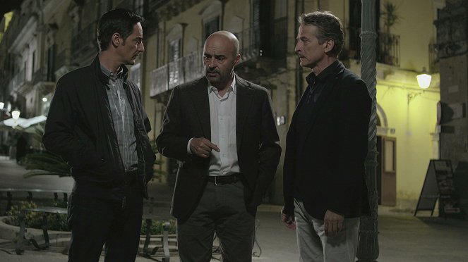 Komisař Montalbano - Podle úředního postupu - Z filmu - Peppino Mazzotta, Luca Zingaretti, Cesare Bocci