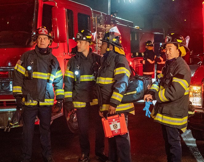 911 L.A. - Segélynyújtók - Filmfotók - Peter Krause, Ryan Guzman, Aisha Hinds, Kenneth Choi