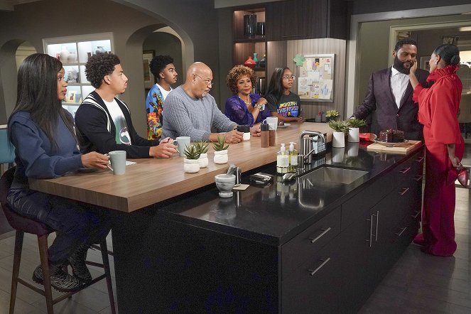 Black-ish - Season 8 - That's What Friends Are For - Photos - Katlyn Nichol, Marcus Scribner, Miles Brown, Laurence Fishburne, Jenifer Lewis, Marsai Martin, Anthony Anderson