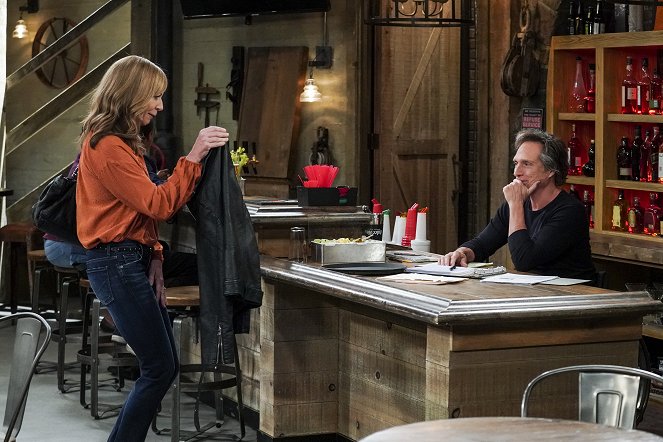 Mom - Season 7 - Tuna Florentine and a Clean Handoff - Photos - Allison Janney, William Fichtner