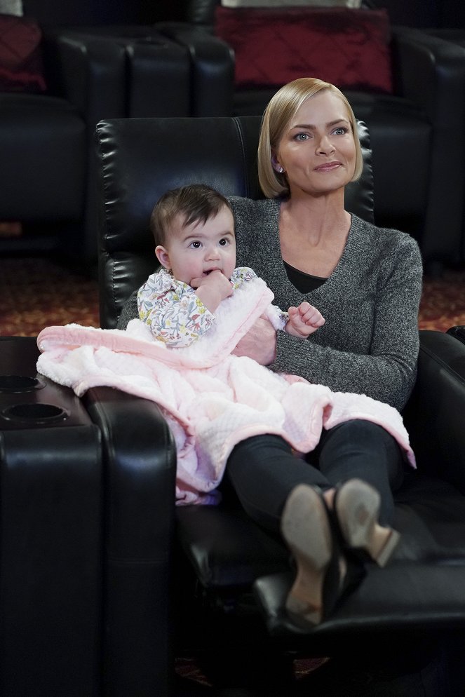 Mom - Season 7 - A Judgy Face and Your Grandma's Drawers - Photos - Jaime Pressly