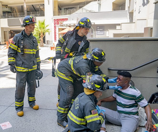 9-1-1 - Season 5 - Desperate Times - Photos - Peter Krause, Ryan Guzman