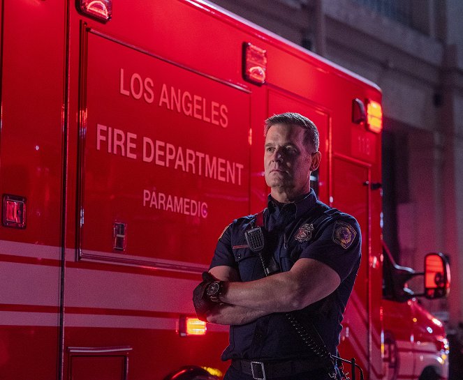 9-1-1 - Season 5 - Desperate Measures - Photos - Peter Krause