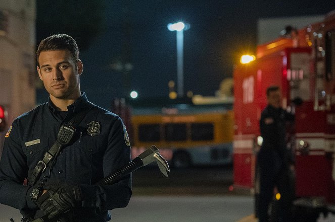 9-1-1 - Season 5 - Desperate Measures - Photos - Ryan Guzman