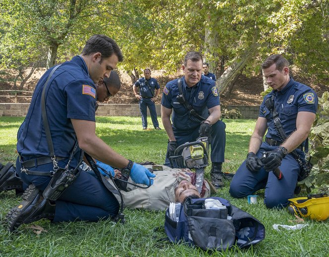 911 L.A. - Csoportnyomás - Filmfotók - Ryan Guzman, Aisha Hinds, Peter Krause, Oliver Stark