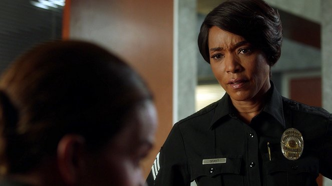 911 L.A. - Season 5 - Börtönlázadás - Filmfotók - Angela Bassett