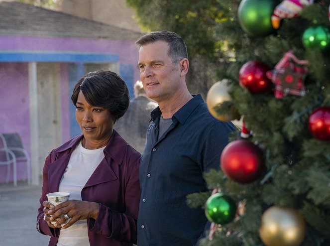 9-1-1 - Season 5 - Wrapped in Red - Photos - Angela Bassett, Peter Krause