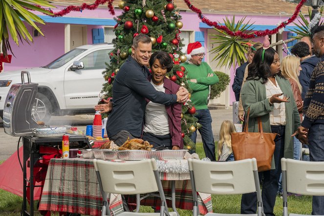 9-1-1 - Wrapped in Red - Photos - Peter Krause, Angela Bassett, Cocoa Brown