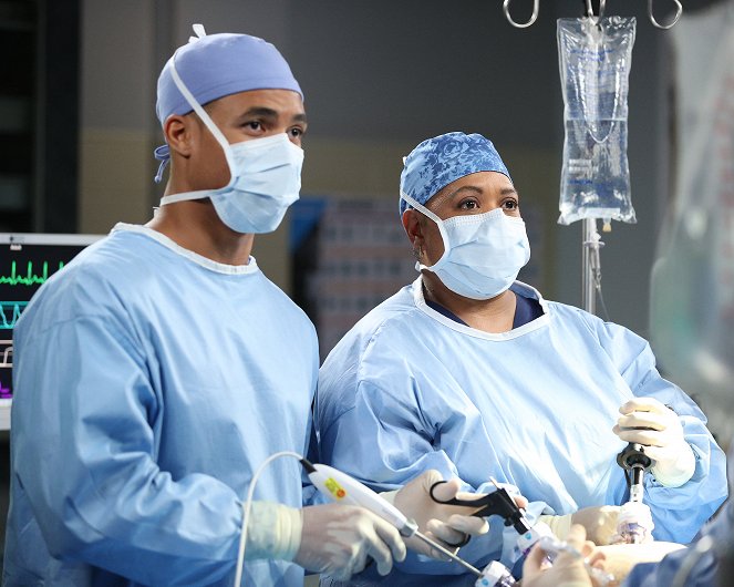 Chirurgové - Šťastné a veselé - Z filmu - Greg Tarzan Davis, Chandra Wilson