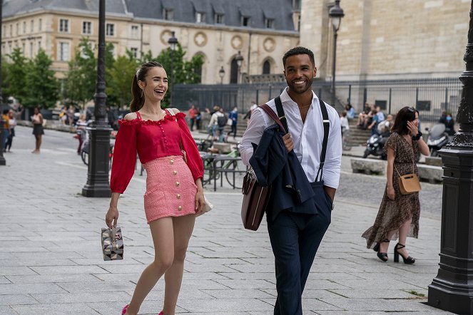 Emily in Paris - Season 2 - Kuchař, zloděj, náfuka a jeho milenka - Z natáčení - Lily Collins, Lucien Laviscount