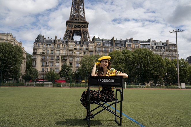 Emily in Paris - Vůně a cit - Z nakrúcania - Lily Collins