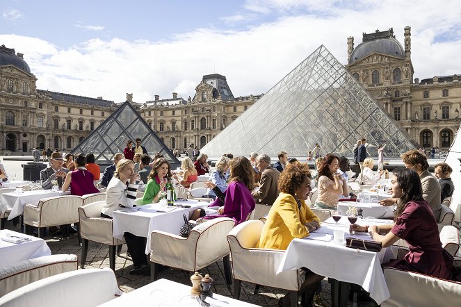 Emily in Paris - Voulez-vous coucher avec moi ? - Photos - Camille Razat, Lily Collins