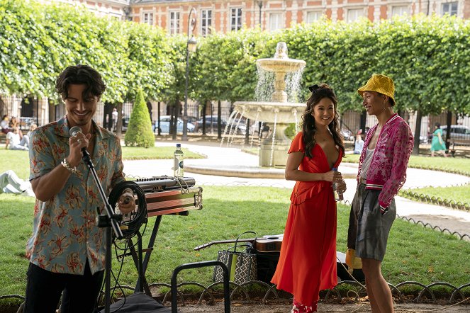 Emily in Paris - Season 2 - The Cook, the Thief, Her Ghost and His Lover - Photos - Kevin Dias, Ashley Park, Jinxuan Mao