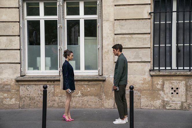 Emily w Paryżu - Season 2 - Kucharz, złodziej, duch i jego kochanka - Z filmu - Lily Collins, Lucas Bravo