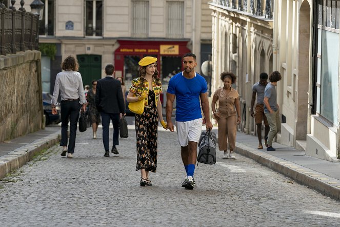 Emily w Paryżu - Season 2 - Zapach pieniędzy - Z filmu - Lily Collins, Lucien Laviscount