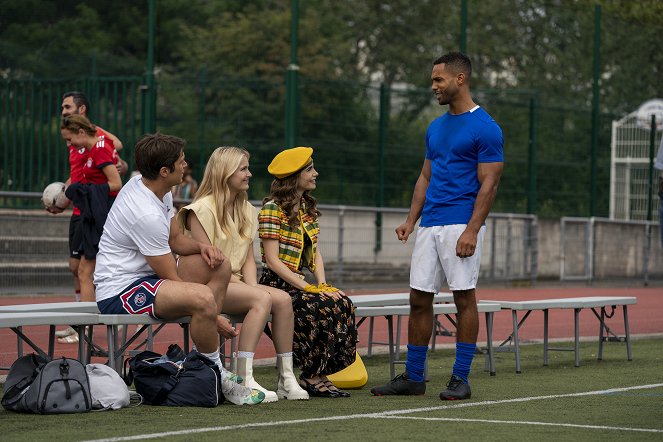 Emily in Paris - Geruchssinn und Sinnlichkeit - Filmfotos - Lucas Bravo, Camille Razat, Lily Collins, Lucien Laviscount