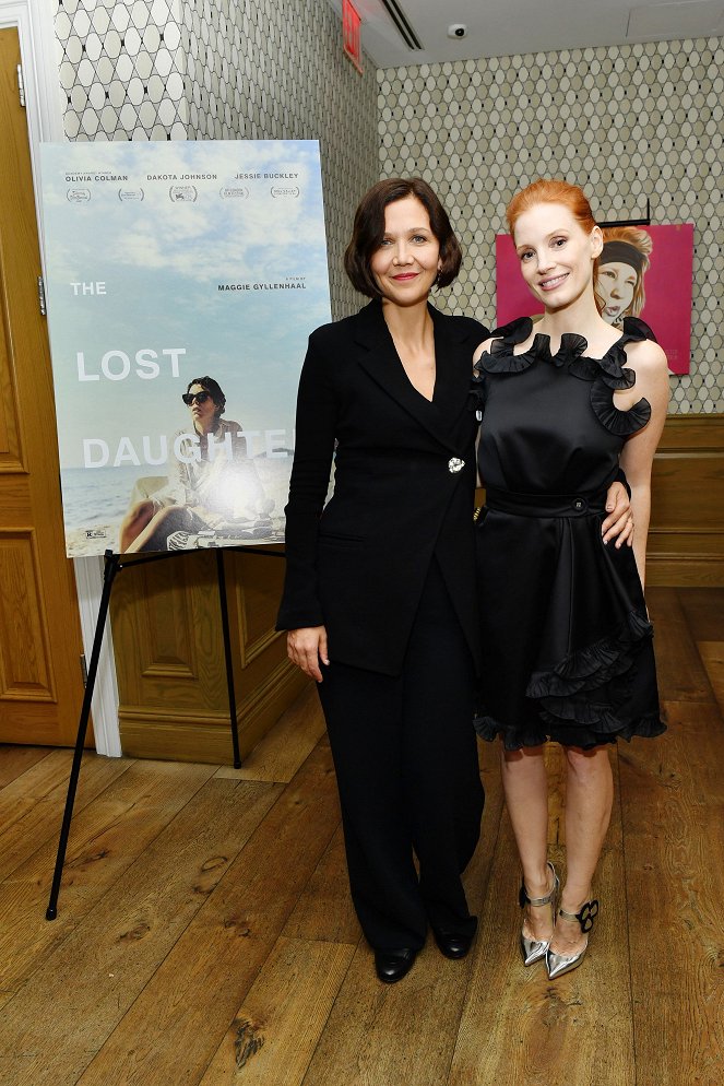 Temná dcera - Z akcí - "The Lost Daughter" NYC Tastemaker Screening at Crosby Hotel on September 30, 2021 in New York City - Maggie Gyllenhaal, Jessica Chastain