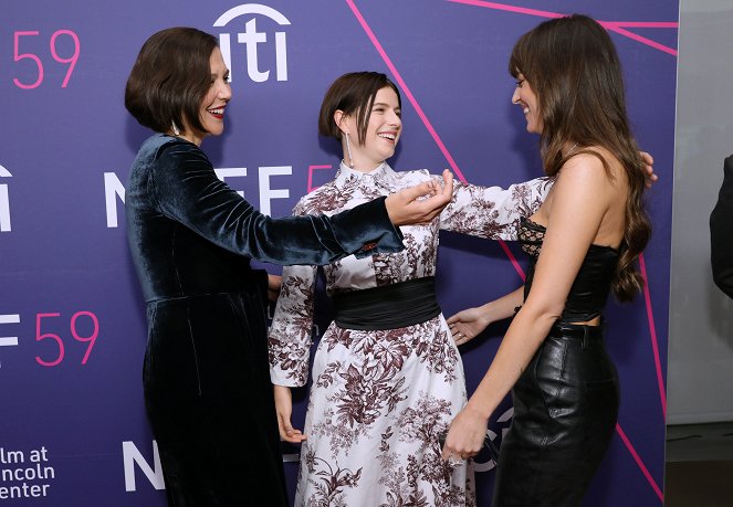 Temná dcera - Z akcií - "The Lost Daughter" premiere during the 59th New York Film Festival at Alice Tully Hall on September 29, 2021 in New York City - Maggie Gyllenhaal, Jessie Buckley, Dakota Johnson