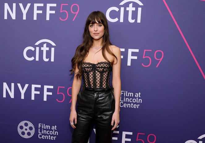 A Filha Perdida - De eventos - "The Lost Daughter" premiere during the 59th New York Film Festival at Alice Tully Hall on September 29, 2021 in New York City - Dakota Johnson