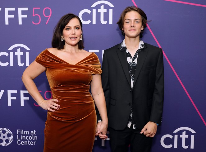 Temná dcera - Z akcí - "The Lost Daughter" premiere during the 59th New York Film Festival at Alice Tully Hall on September 29, 2021 in New York City - Dagmara Dominczyk, Kalin Patrick Wilson