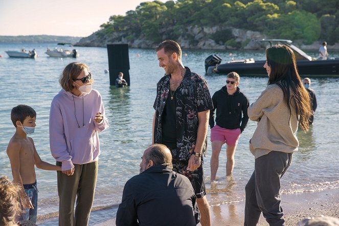 Temná dcera - Z nakrúcania - Maggie Gyllenhaal, Oliver Jackson-Cohen, Paul Mescal, Dakota Johnson