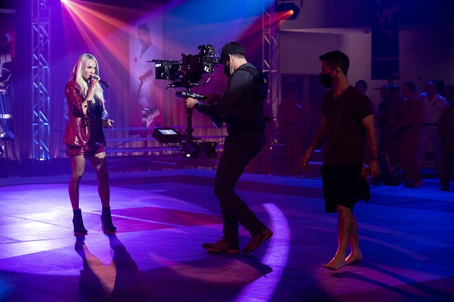 Cobra Kai - Season 4 - A bukás - Forgatási fotók - Carrie Underwood