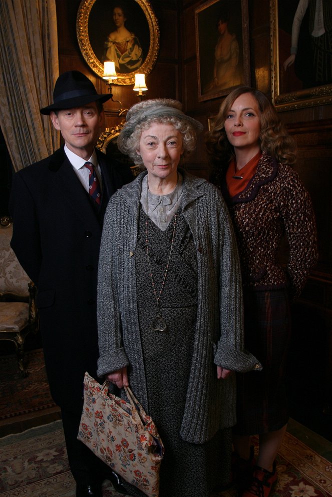 Agatha Christie's Marple - Eipä aikaakaan niin voi kauhistus - Promokuvat - Anthony Andrews, Geraldine McEwan, Greta Scacchi