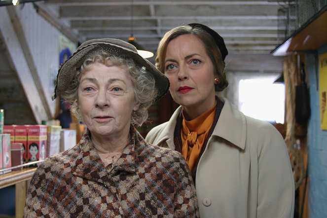 Agatha Christie Marple kisasszonya - Balhüvelykem bizsereg... - Filmfotók - Geraldine McEwan, Greta Scacchi