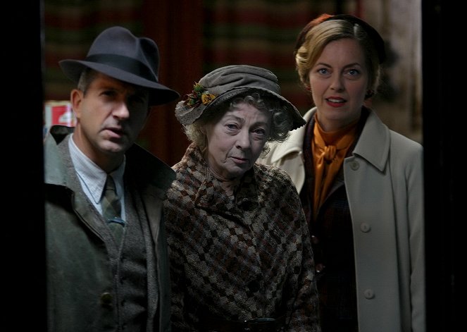 Agatha Christie Marple kisasszonya - Balhüvelykem bizsereg... - Filmfotók - Geraldine McEwan, Greta Scacchi