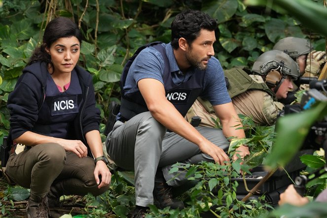 Agenci NCIS: Hawaje - Season 1 - Spies, Part 2 - Z filmu - Yasmine Al-Bustami, Noah Mills