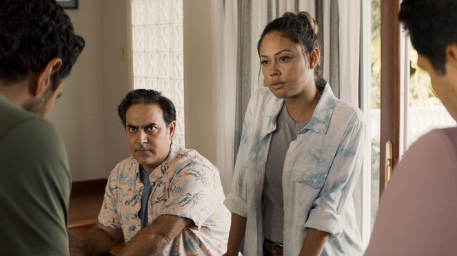 NCIS: Hawaii - Season 1 - Spies, Part 2 - Filmfotók - Jason Antoon, Vanessa Lachey